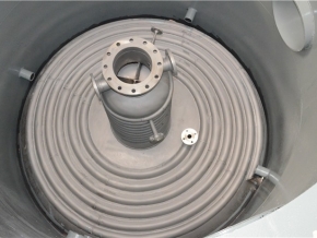 不锈钢外盘管储罐地步特写（DN2600×160016，外表面喷砂处理）